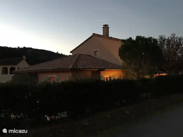 Villa Emeraude en Francia, Ardecha, Vallon-Pont-d'Arc - villa Villa Emeraude - Cae la noche