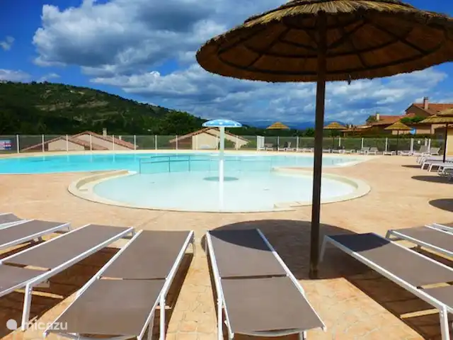 Villa Emeraude en Francia, Ardecha, Vallon-Pont-d'Arc - villa Villa Emeraude - terraza central con piscina para niños