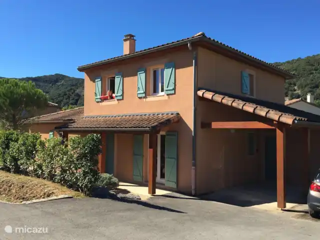 Villa Emeraude en Francia, Ardecha, Vallon-Pont-d'Arc - villa Villa Emeraude - entrada con cochera