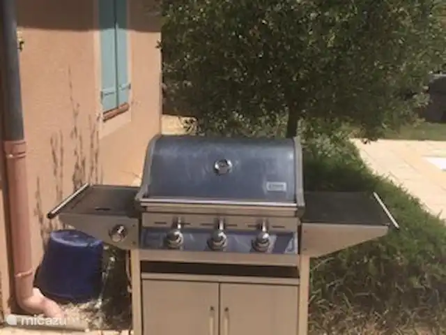 Villa Emeraude en Francia, Ardecha, Vallon-Pont-d'Arc - villa Cocina al aire libre con barbacoa de gas