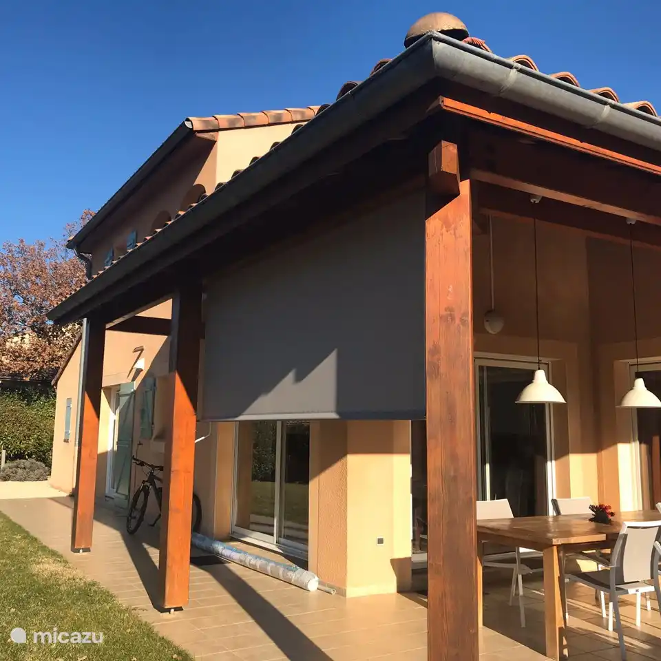 Zonnescherm tegen avondzon op terras