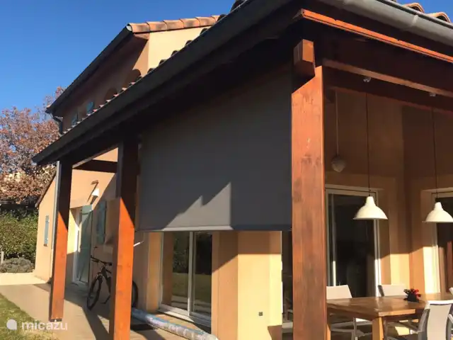 Villa Emeraude en Francia, Ardecha, Vallon-Pont-d'Arc - villa Sombrilla contra el sol de la tarde en la terraza