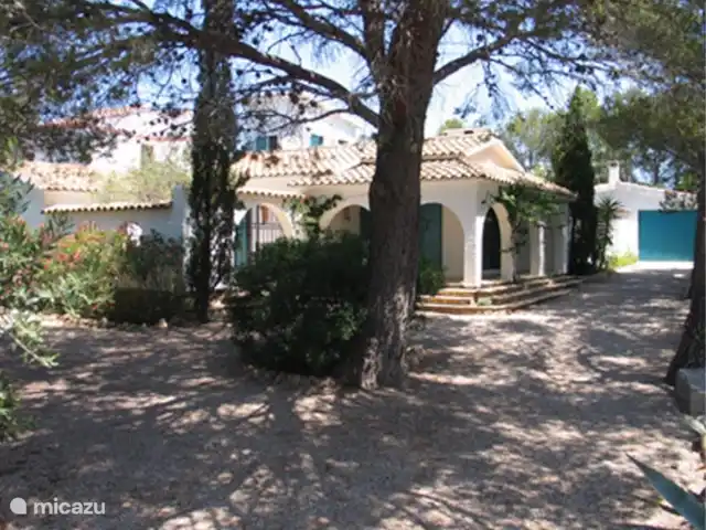 Villa Taboada | Espagne, Costa Dorada, L'Ametlla de Mar - villa Villa TABOADA Vue de face depuis l'allée, avec un grand parking à l'ombre