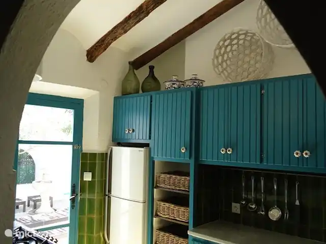 Villa Taboada | Espagne, Costa Dorada, L'Ametlla de Mar - villa Villa TABOADA La cuisine s'ouvre sur le patio intérieur avec coin repas couvert