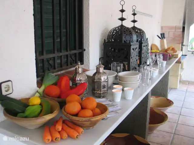 Villa Taboada | Espagne, Costa Dorada, L'Ametlla de Mar - villa Villa TABOADA Cuisine extérieure avec barbecue intégré sous la terrasse couverte au bord de la piscine