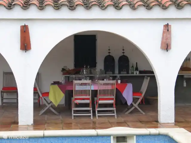 Villa Taboada | Espagne, Costa Dorada, L'Ametlla de Mar - villa Villa TABOADA Coin repas au barbecue sous la terrasse couverte au bord de la piscine.