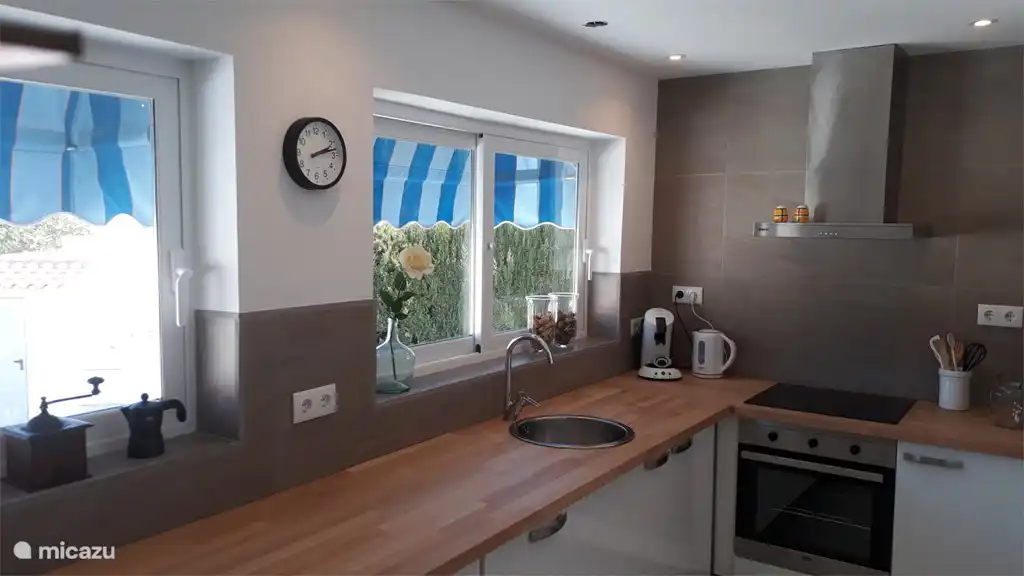 Cuisine entièrement équipée avec four, micro-ondes et lave-vaisselle