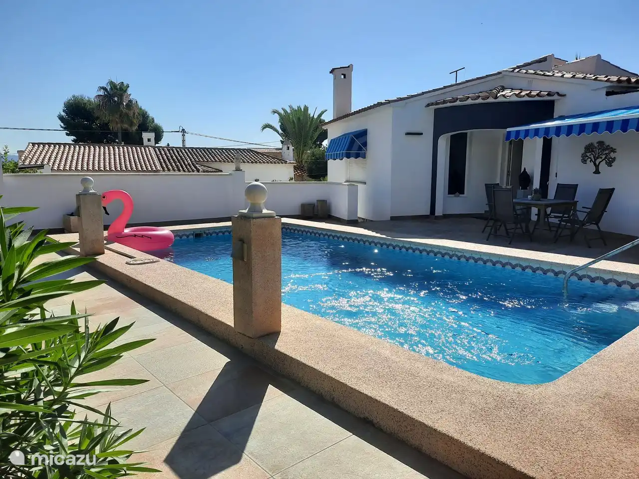 Profitez de la piscine et du soleil