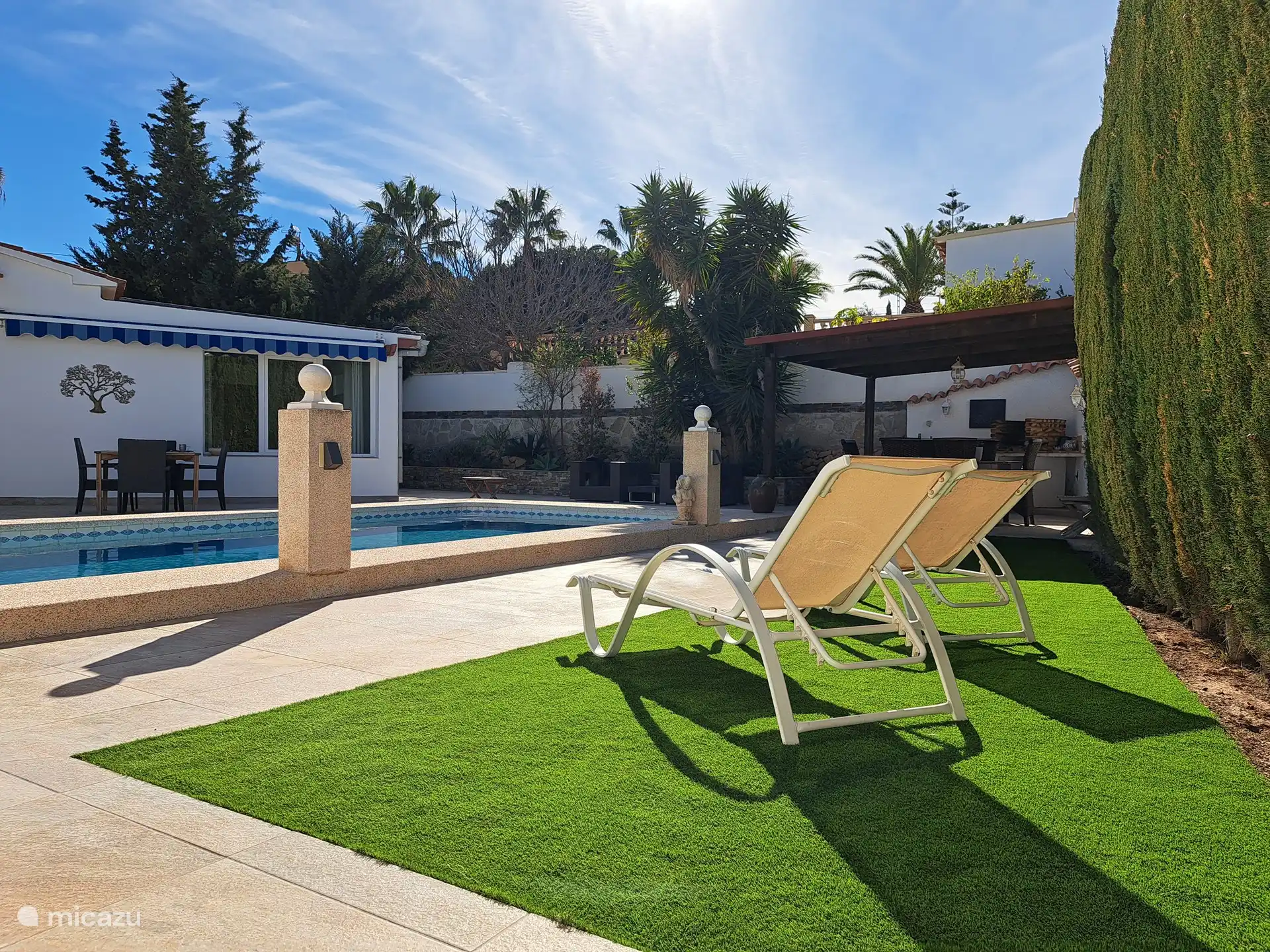 Au soleil ou à l'abri du soleil, vous trouverez toujours une place sur la terrasse spacieuse
