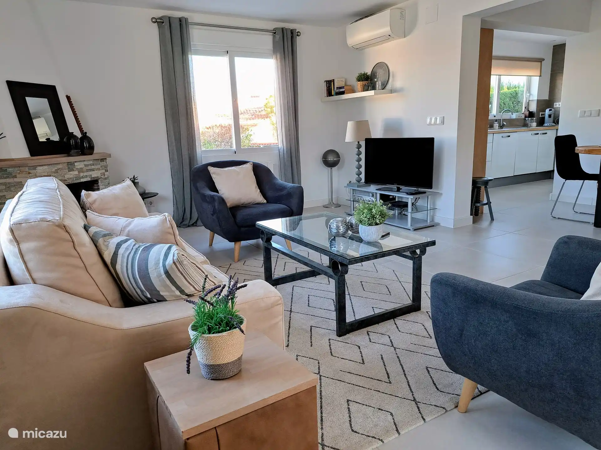 Salon confortable avec télévision néerlandaise et Internet par fibre optique