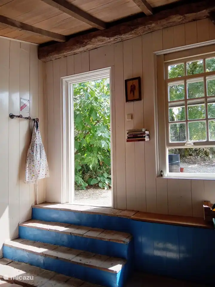 Kücheneingang vom Platz mit antiken Tometten auf dem Boden.