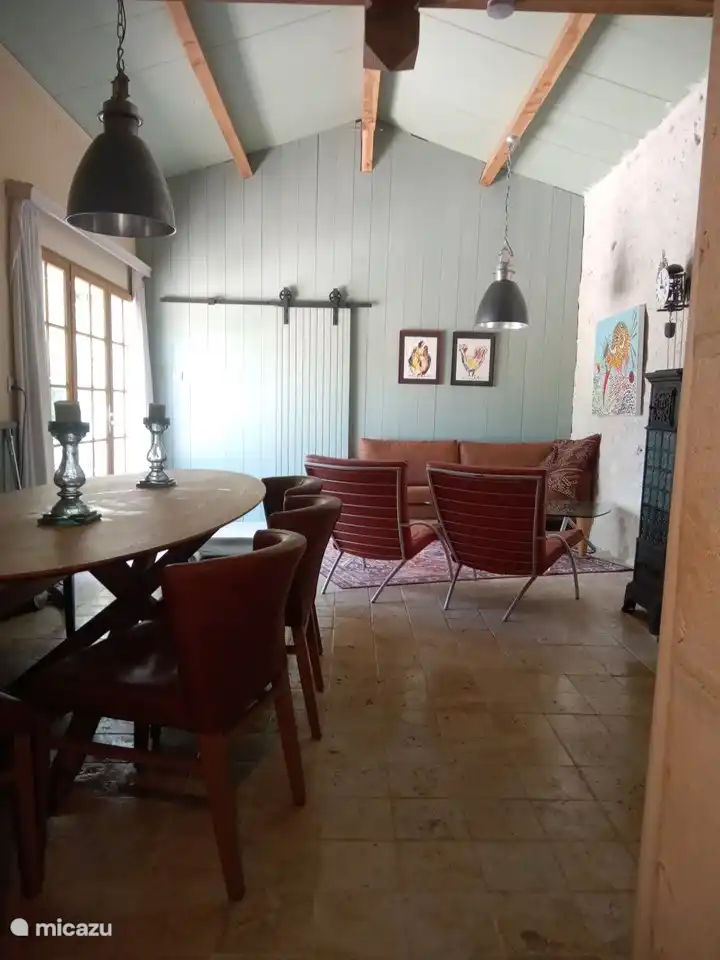 Wohnzimmer mit Sitzecke und Terrassentüren zum Innenhof