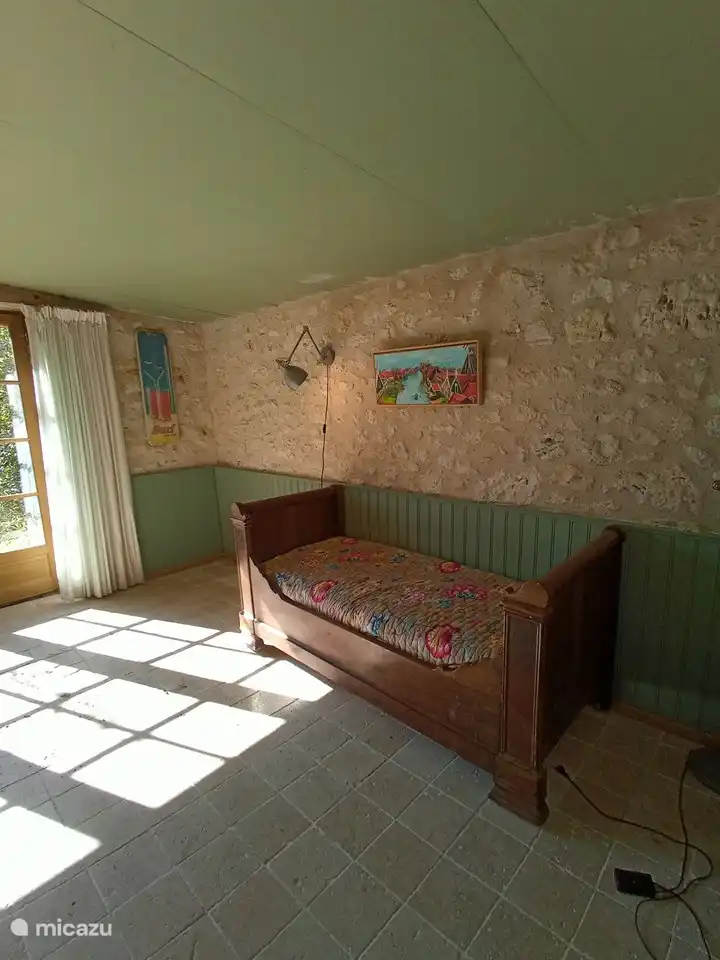 Eines der drei Schlafzimmer. Dieses verfügt über französische Türen zum Rasen an der Vorderseite des Grundstücks. Das Zimmer verfügt über zwei Einzelbetten und ein Kinderbett, das Sie auf diesem Foto sehen. Selbstverständlich gibt es auch einen Hänge- und Schrank für Ihre Kleidung.
