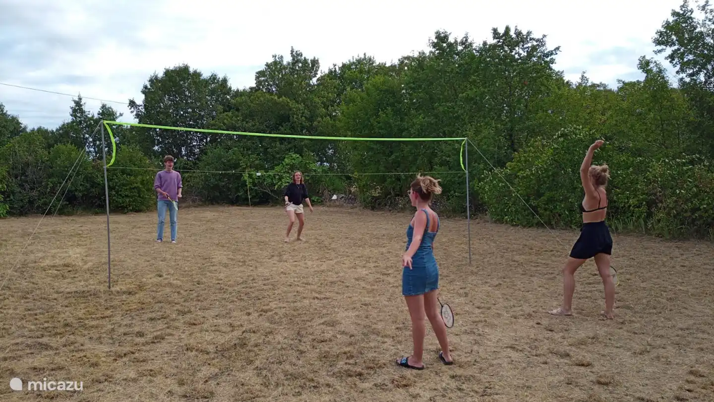 Das Privatgrundstück von einem Hektar besteht größtenteils aus Grünland und einem kleinen Waldstück. Die Rasenflächen vor dem Haus sind flach und bieten zahlreiche Möglichkeiten für Sport und Spiel.