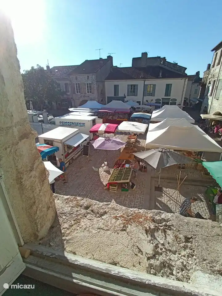 Samstags Markt in Lauzerte, mit Produkten von der Ziegenfarm, viel frischem Obst und Gemüse von lokalen Bauern, aber auch Wein aus Château d'Aix und Honig aus den Bienenstöcken, die sich am Rande der Lavendelfelder befinden.