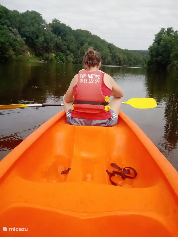 Kanufahrt von Douelle nach Caix on the Lot (2 bis 3 Stunden Fahrt), danach können Sie auf dem Fluss ein Picknick machen (oder im entspannten Restaurant essen) und mit dem Shuttlebus oder dem Elektrofahrrad (Mietfahrrad) nach Douelle zurückkehren.