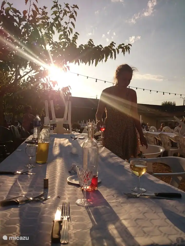 Feinschmecker im Chateau d'Aix, einer der vielen Sommerabendmärkte mit Live-Musik.
