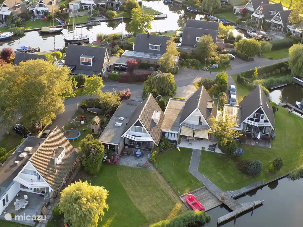 Huis met de zonneschermen is vakantiehuis Marretoer