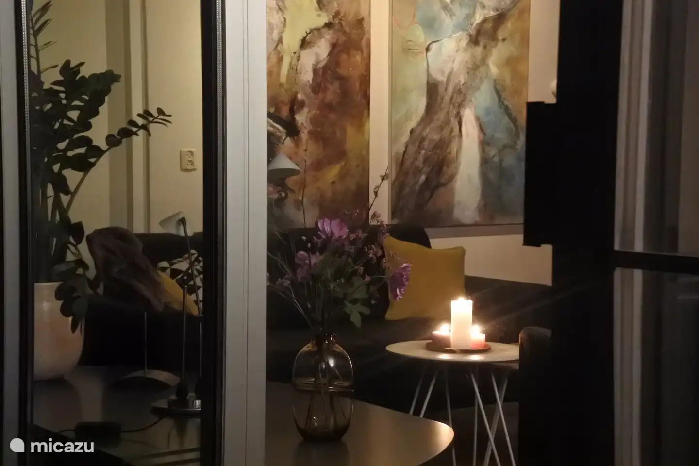 's Avonds is de kamer sfeervol verlicht