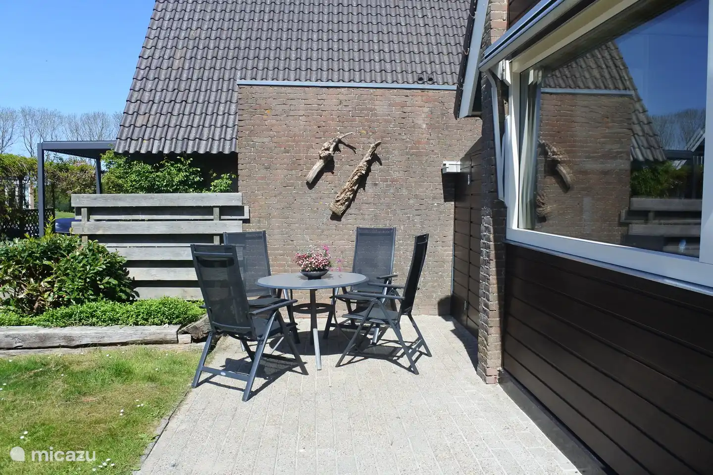 Voor het huis is een gezellig terrasje waar je in het voor- en naseizoen 's middags heerlijk in het zonnetje kunt zitten