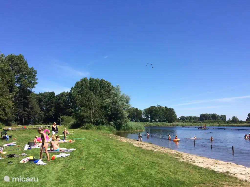 Natuur zwembad op 5 minuten lopen vanaf vakantiehuis Marretoer. Er is een met een net afgeschermd gedeelte voor de kleintjes. Verder zijn er speeltoestellen, een zandbak, een volleybalveld, een tafeltennis tafel en toiletgebouwtje geplaatst.