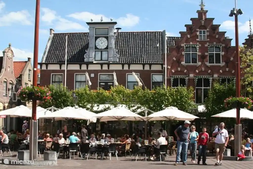 In Sneek zijn gezellige (verwarmde) terrassen, restaurants, winkels, etc.