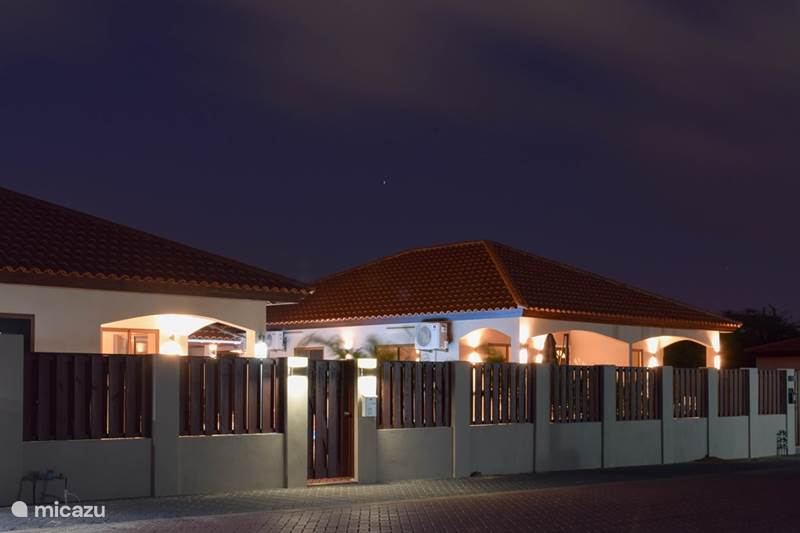 Ferienwohnung Aruba, Aruba Nord, Tanki Leendert Ferienhaus Modernes Haus mit großem Pool und SUV-Auto
