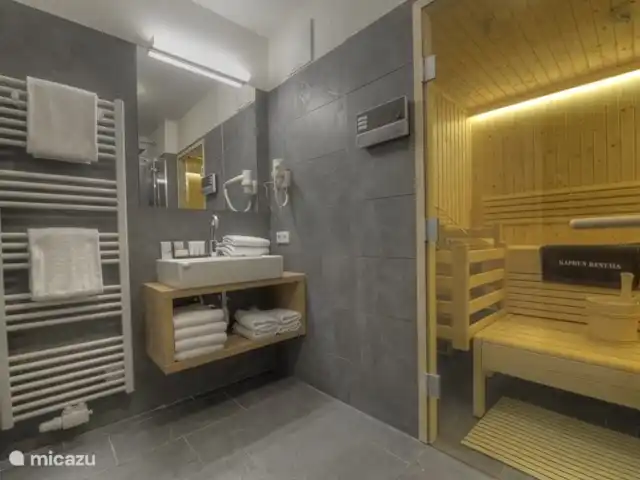 Location de Vacances Autriche, Salzburgerland, Kaprun, appartement - Penthouse Kaprun 1 des 3 salles de bain possède son propre sauna !
