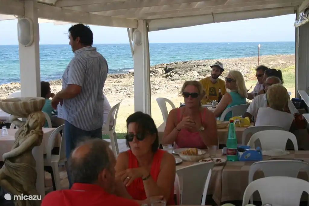 Eines der Restaurants am Meer