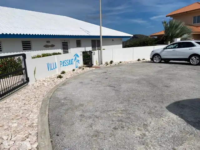 Villa Passaat - gran vista en Curazao, Banda Arriba (este), Bahía de Caracas - villa Amplio estacionamiento frente a la puerta.