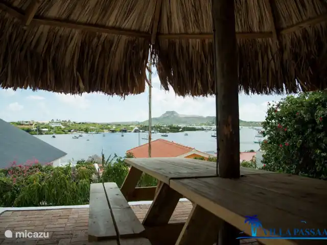 Villa Passaat - gran vista en Curazao, Banda Arriba (este), Bahía de Caracas - villa Precioso a la sombra bajo la palapa.