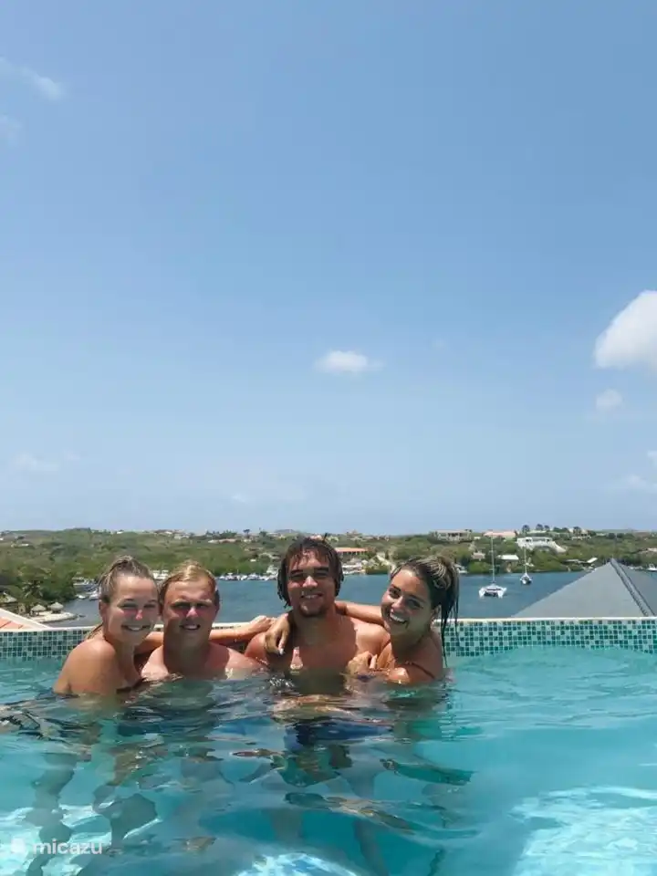 Heureux dans la piscine