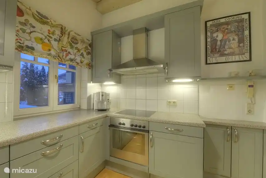 Una cocina espaciosa, perfecta para cocinar deliciosas comidas.