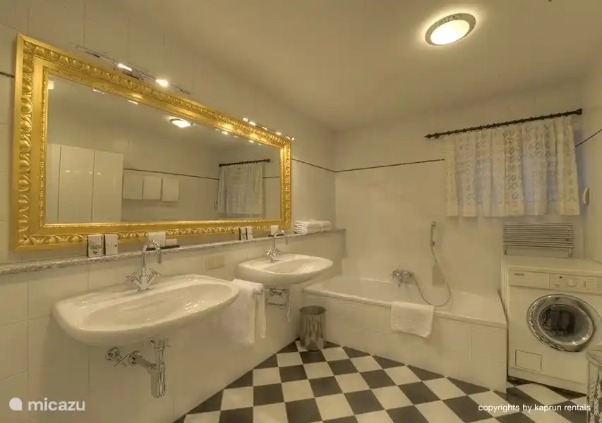 El baño grande, con bañera y (fuera de la vista) una ducha separada.