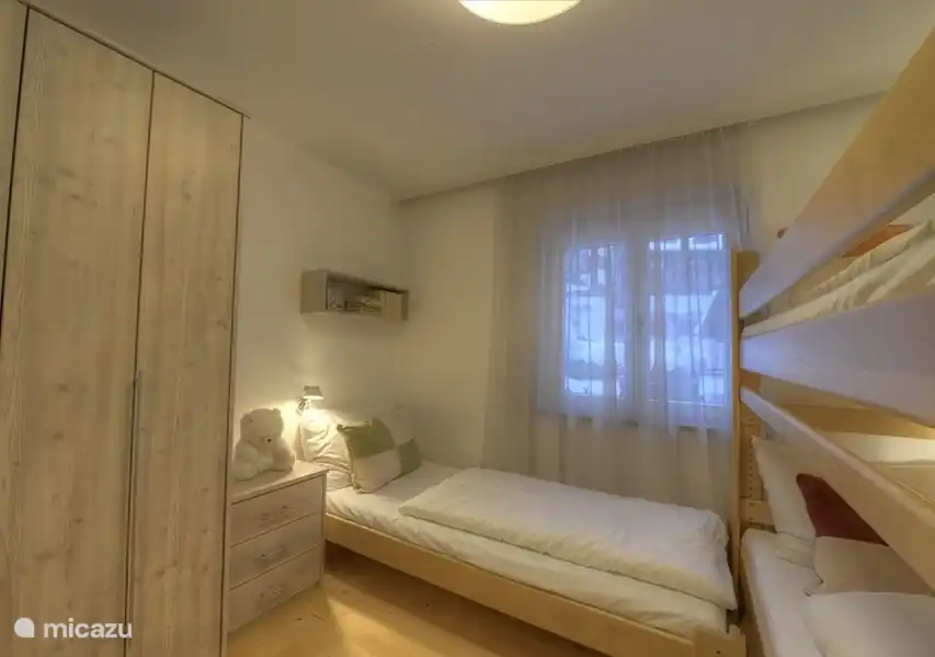 El dormitorio tiene la cama litera.