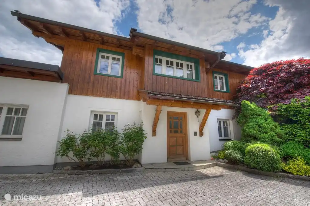 El automóvil se puede estacionar frente a la puerta y el sitio está cerrado detrás de una valla. ¡Tu paraíso secreto en el centro de Kaprun!