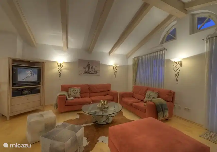 El salón acogedor y muy amplio.