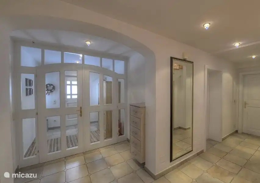 La hermosa entrada del chalet con el amplio salón.