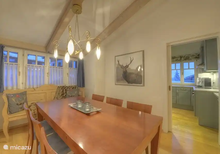 La espaciosa mesa del comedor, cerca de la cocina.