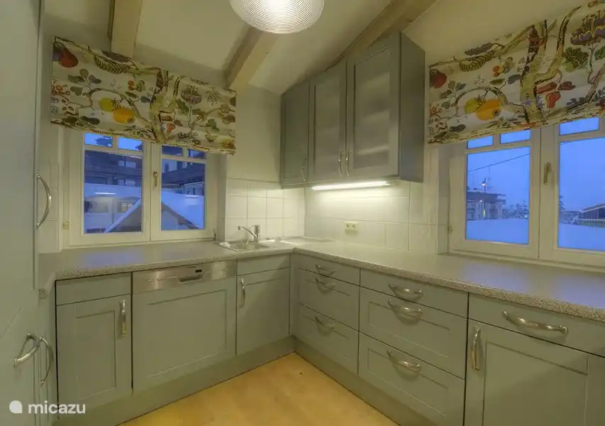 Una cocina espaciosa, perfecta para cocinar deliciosas comidas.