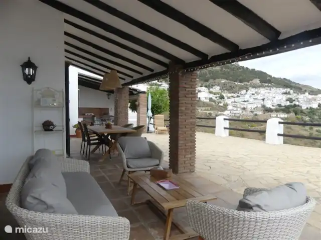 Casa El Encuentro en España, Andalucía, Canillas de Aceituno - villa Acogedor salón con vista a las montañas.