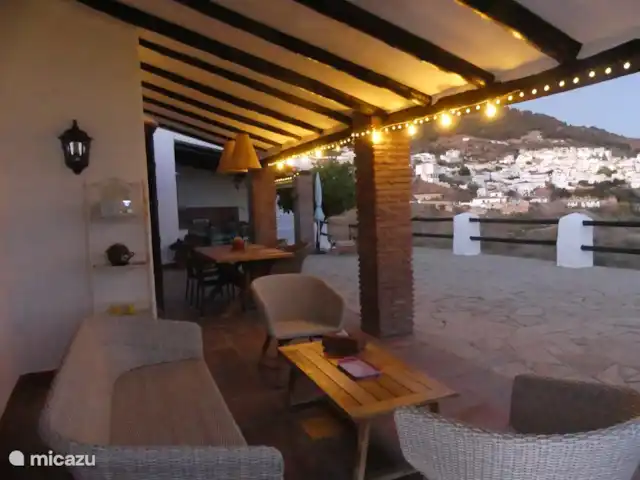 Casa El Encuentro en España, Andalucía, Canillas de Aceituno - villa Terraza cubierta donde se puede cenar cómodamente, también se puede desayunar aquí por la mañana con la salida del sol.