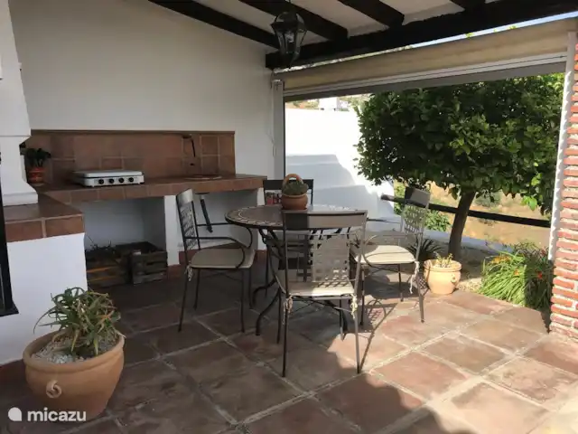 Casa El Encuentro en España, Andalucía, Canillas de Aceituno - villa La cocina exterior tiene barbacoa, cocina a gas y fregadero.
