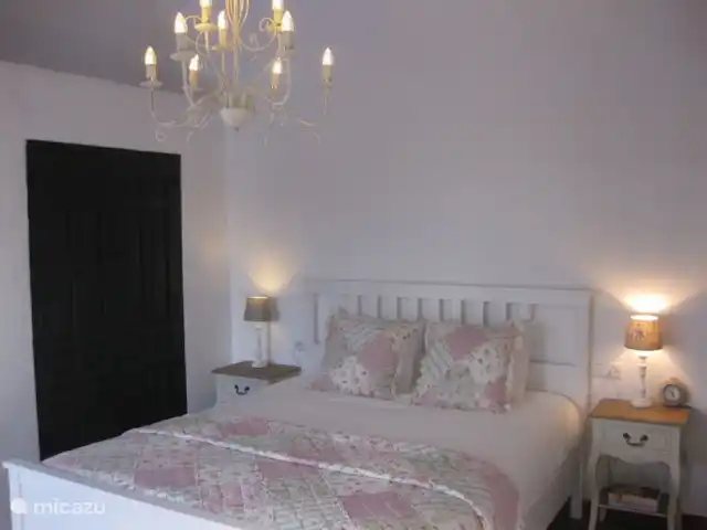 Casa El Encuentro en España, Andalucía, Canillas de Aceituno - villa Romántico dormitorio principal con baño en suite.