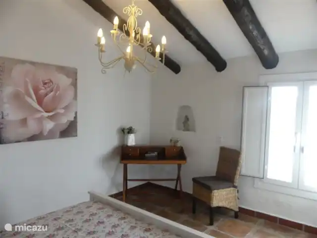 Casa El Encuentro en España, Andalucía, Canillas de Aceituno - villa Romántico dormitorio principal con baño privado y aire acondicionado.