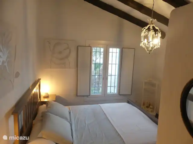 Casa El Encuentro en España, Andalucía, Canillas de Aceituno - villa Segundo dormitorio con vista al jardín y al lago Viñuela. Aire acondicionado