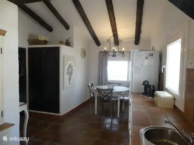 Casa El Encuentro en España, Andalucía, Canillas de Aceituno - villa La cocina tiene lavavajillas, horno, microondas. También hay disponibles pequeños electrodomésticos como cafetera, tetera y tostadora.