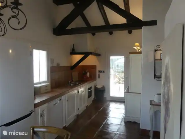 Casa El Encuentro en España, Andalucía, Canillas de Aceituno - villa La cocina tiene lavavajillas, horno, microondas. También hay pequeños electrodomésticos como cafetera, tetera y tostadora.