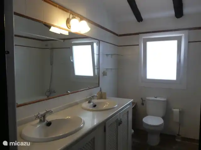 Casa El Encuentro en España, Andalucía, Canillas de Aceituno - villa En este baño tienes doble lavabo, inodoro, bidé y bañera con ducha.