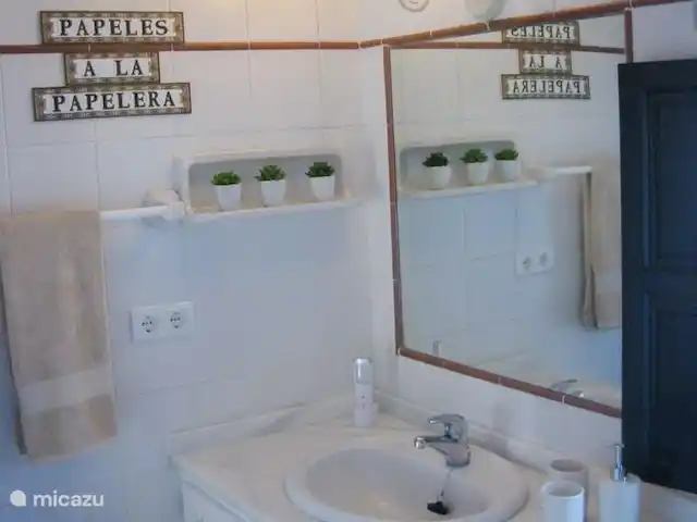 Casa El Encuentro en España, Andalucía, Canillas de Aceituno - villa Baño separado en el segundo dormitorio con ducha y WC.